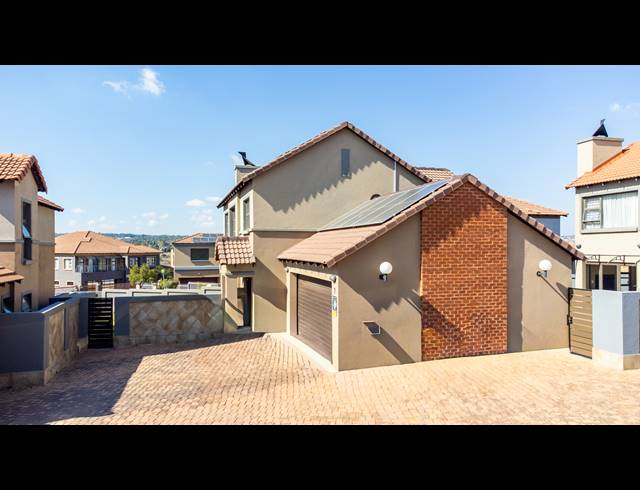 3 BEDROOM TOWNHOUSE FOR SALE IN RUA VISTA